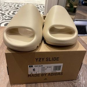 YEEZY slide ‘BONE’